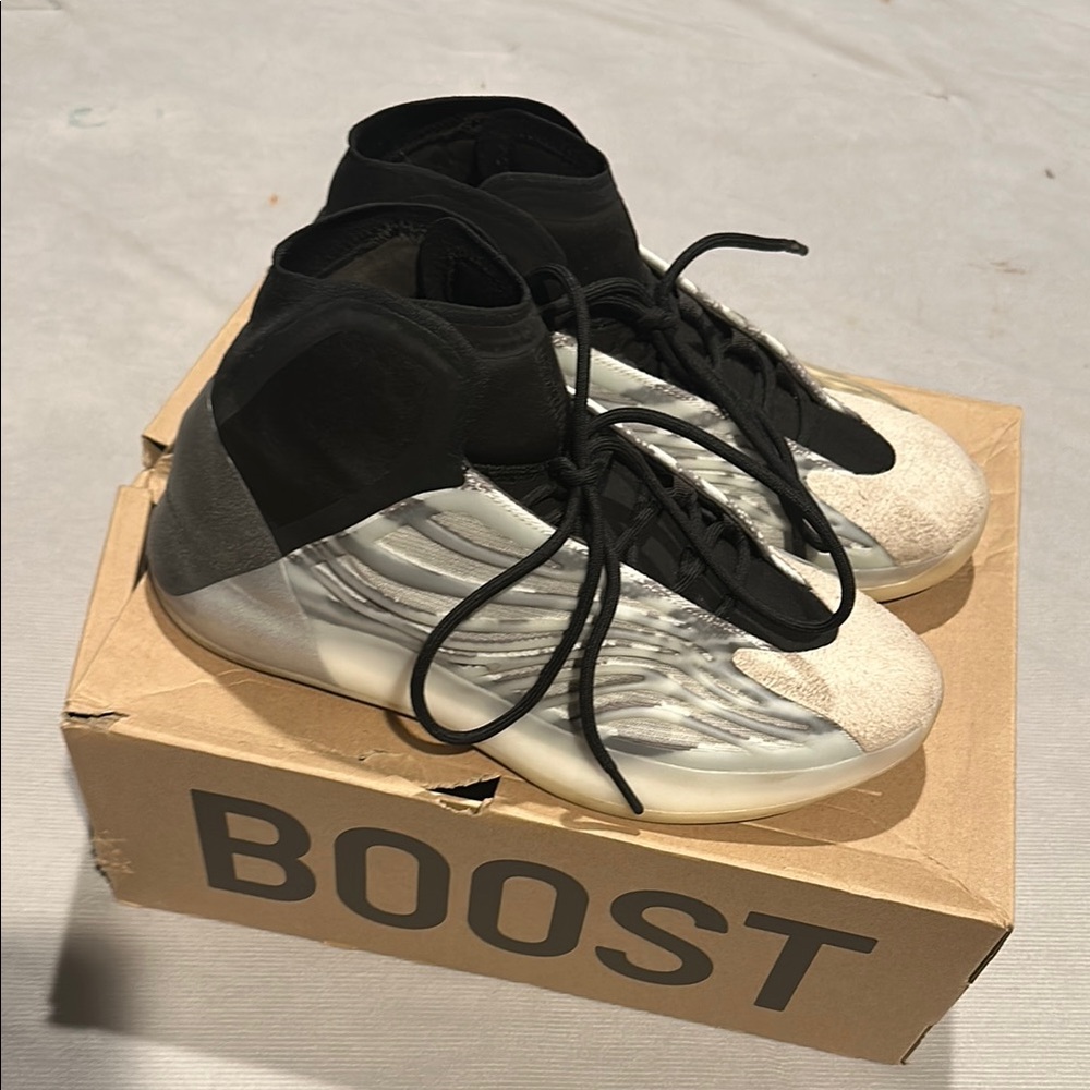 Adidas YZY BSKTBL Sneakers Box